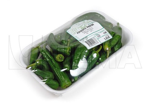 Emballage de petits poivrons verts en barquette avec film étirable