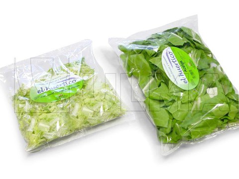 Emballage de salades prélavées et de  feuilles d'épinards sur une ensacheuse  verticale (VFFS)