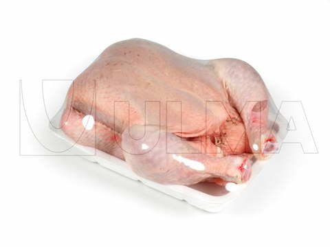 Conditionnement de poulet entier en barquette avec film étirable.
