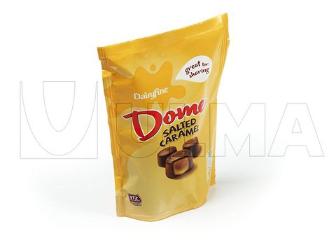 Emballage de chocolats et de bombons en doypack sur une ensacheuse verticale