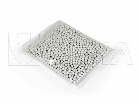 Emballage de billes en sachet sur une ensacheuse verticale avec film laminé.