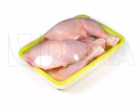Conditionnement de cuisses de poulet en barquette avec film étirable.