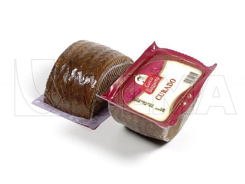 Halve kaas vacuüm verpakt in flexibele folie met thermoformer