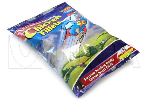 Bevroren kippenpootjes en kippenborstjes verpakt in verticale machine (VFFS) in zakverpakking.