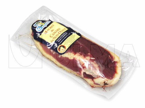 Stukjes eend vacuüm verpakt op dieptrekker met flexibele folie