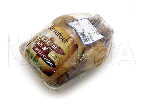 Hele geroosterde kip op een schaal verpakt in BDF krimpfolie met flowpacker